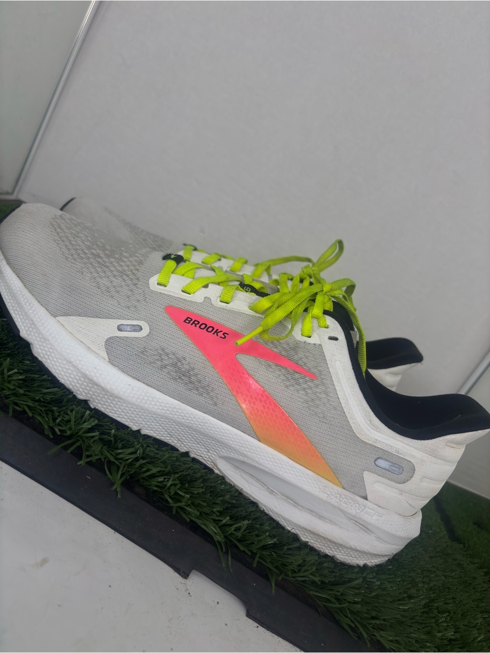 Brooks Womens Launch 9 GTS Running Shoe White Pink Yellow Size 11 1203731B148